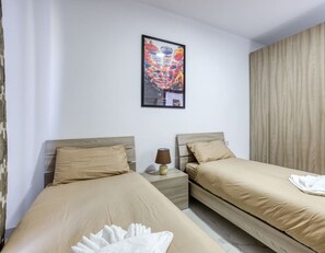 2 Schlafzimmer, Schreibtisch, Bügeleisen/Bügelbrett, Reisekinderbett