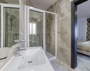 Haartrockner, Handtücher, Seife, Toilettenpapier