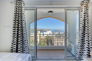 3 Schlafzimmer, Schreibtisch, Bügeleisen/Bügelbrett, Reisekinderbett