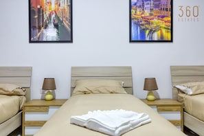 4 Schlafzimmer, Schreibtisch, Bügeleisen/Bügelbrett, Reisekinderbett