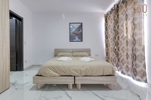 4 chambres, bureau, fer et planche à repasser, lit parapluie