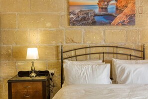 2 chambres, bureau, fer et planche à repasser, lit parapluie