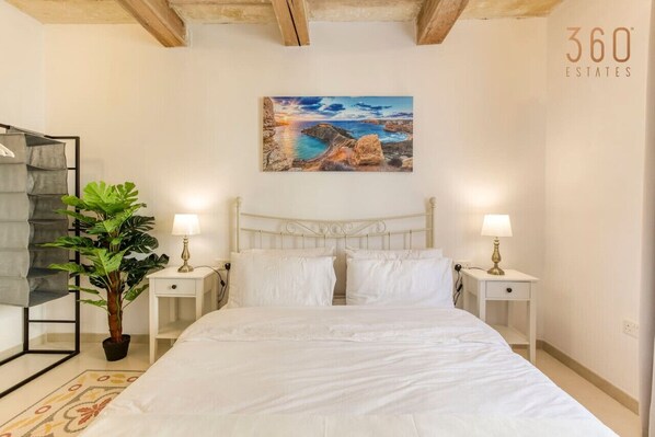 2 عدّة غرف نوم ومكتب ومكواة/لوح كي وسرير سفر