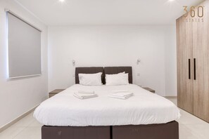 3 室のベッドルーム、デスク、アイロン / アイロン台、旅行用ベビーベッド