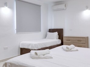 3 Schlafzimmer, Schreibtisch, Bügeleisen/Bügelbrett, Reisekinderbett