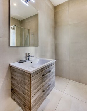 Articles de toilette gratuits, sèche-cheveux, serviettes fournies