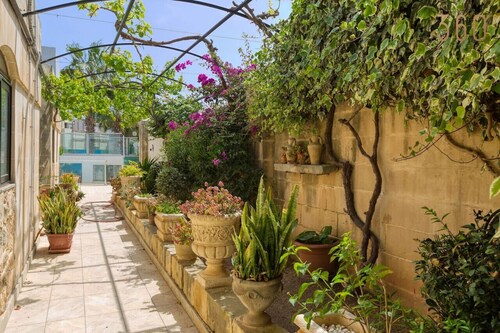 Stunning 4BR Villa with Private pool & parking