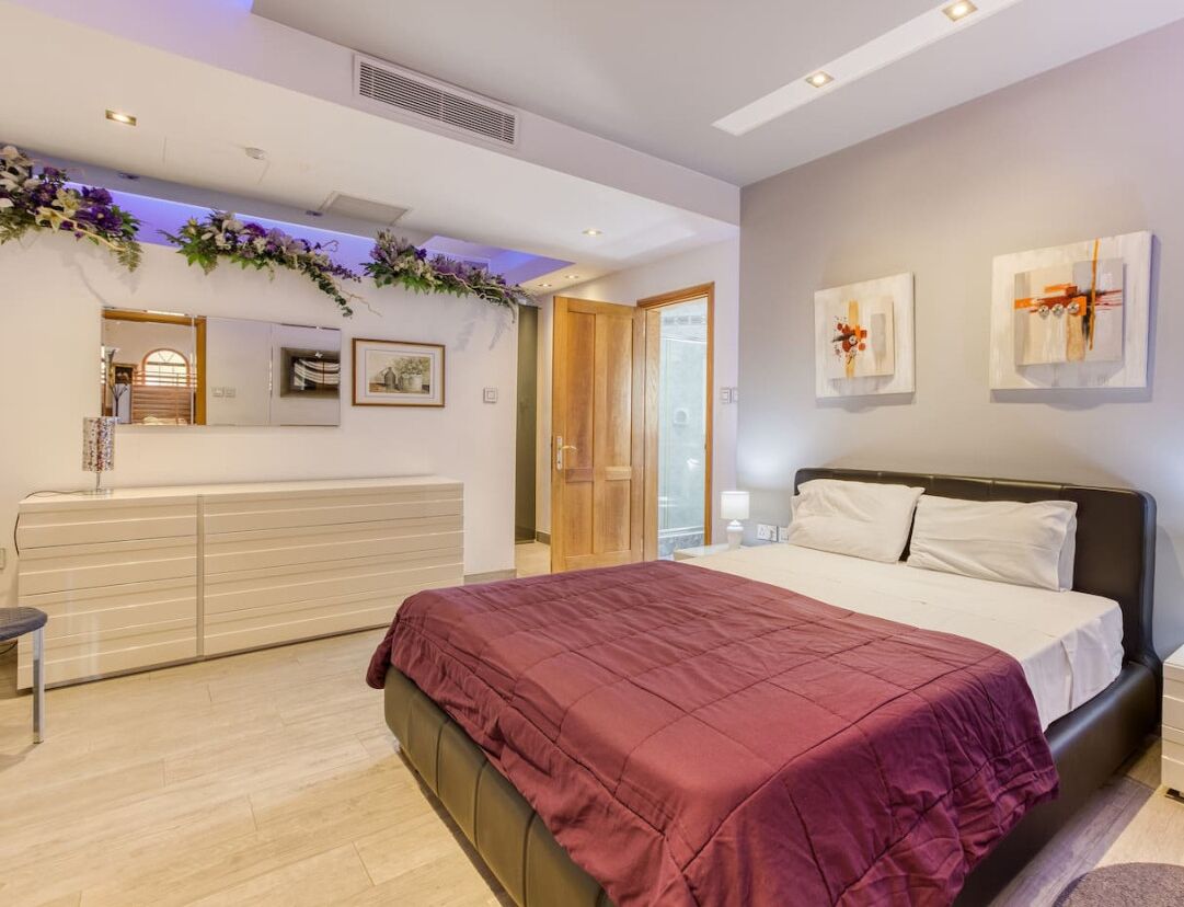 4 bedrooms, desk, iron/ironing board, travel crib