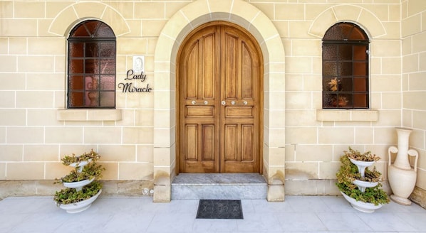 Exterior detail - Stunning 4BR Villa with Private pool & parking (Ħ`Attard)
