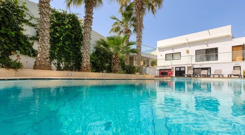 Stunning 4BR Villa with Private pool & parking
