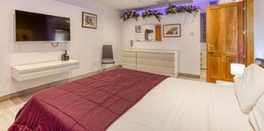 4 bedrooms, desk, iron/ironing board, travel cot