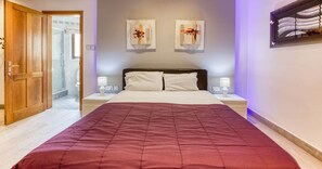 4 chambres, bureau, fer et planche à repasser, lit parapluie