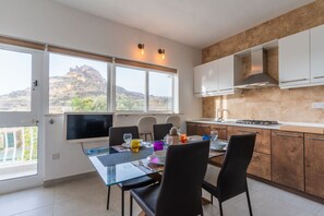 Refrigerador, horno, parrilla de estufa y cafetera y tetera