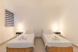 2 Schlafzimmer, Schreibtisch, Bügeleisen/Bügelbrett, Reisekinderbett