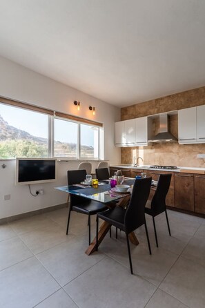 Kühlschrank, Ofen, Herdplatte, Wasserkocher mit Kaffee-/Teezubehör