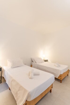 2 habitaciones, escritorio y tabla de planchar con plancha