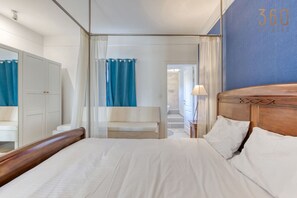 1 habitación, escritorio, tabla de planchar con plancha y cuna de viaje 