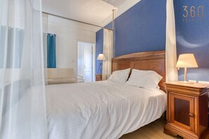 1 habitación, escritorio, tabla de planchar con plancha y cuna de viaje 