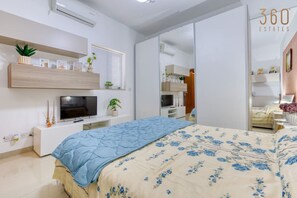 Schreibtisch, Bügeleisen/Bügelbrett, Reisekinderbett, WLAN