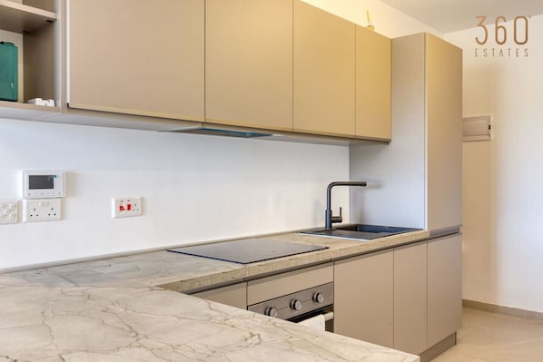Kühlschrank, Ofen, Herdplatte, Geschirrspüler