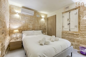 1 quarto, escrivaninha, ferros/tábuas de passar roupa, berço de viagem