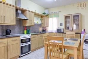 ثلاجة، ميكروويف، فرن، موقد طهي مسطح