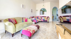 TV - Charming 2BR Apt with Cosy Balcony in Marsascala (Wied il-Għajn)