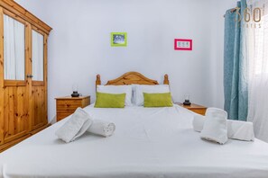 2 Schlafzimmer, Schreibtisch, Bügeleisen/Bügelbrett, Reisekinderbett