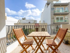 Outdoor dining - Charming 2BR Apt with Cosy Balcony in Marsascala (Wied il-Għajn)