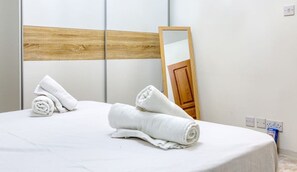 2 عدّة غرف نوم ومكتب ومكواة/لوح كي وسرير سفر