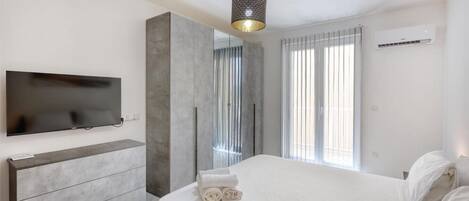 2 bedrooms, desk, iron/ironing board, travel crib