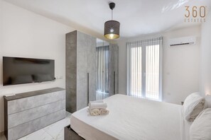 2 habitaciones, escritorio y tabla de planchar con plancha 