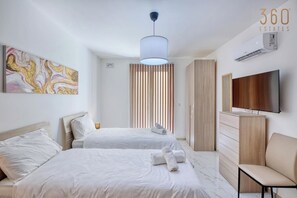 2 Schlafzimmer, Schreibtisch, Bügeleisen/Bügelbrett, Reisekinderbett