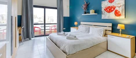 Schreibtisch, Bügeleisen/Bügelbrett, Reisekinderbett, WLAN