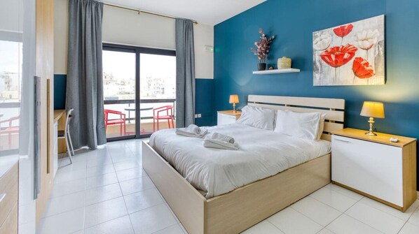 Schreibtisch, Bügeleisen/Bügelbrett, Reisekinderbett, WLAN