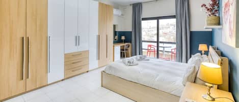 Een bureau, een strijkplank/strijkijzer, reisbedje, wifi