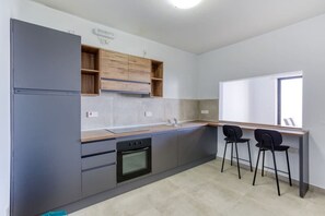 ثلاجة، ميكروويف، فرن، موقد طهي مسطح