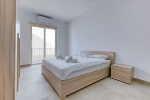 3 quartos, escrivaninha, ferros/tábuas de passar roupa, berço de viagem