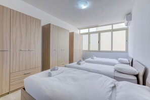 3 Schlafzimmer, Schreibtisch, Bügeleisen/Bügelbrett, Reisekinderbett