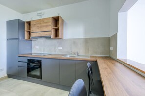 Køleskab, mikrobølgeovn, ovn, kogeplade