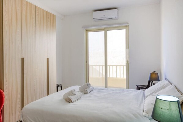 3 habitaciones, tabla de planchar con plancha, cuna de viaje y wifi