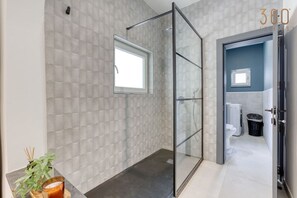 Articles de toilette (gratuits), séchoir à cheveux, serviettes fournies