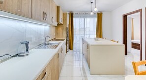 Een koelkast, een magnetron, een oven, een kookplaat