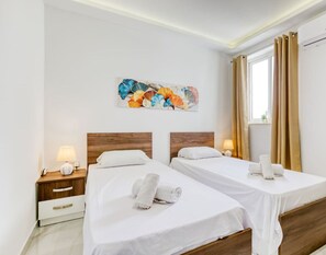 3 slaapkamers, een bureau, een strijkplank/strijkijzer, reisbedje