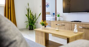 3 عدّة غرف نوم ومكتب ومكواة/لوح كي وسرير سفر