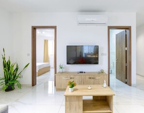 3 bedrooms, desk, iron/ironing board, travel crib