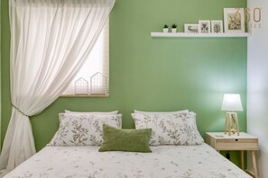 2 quartos, escrivaninha, ferros/tábuas de passar roupa, berço de viagem