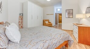 Escritorio, tabla de planchar con plancha, cuna de viaje y wifi 