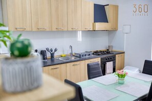 Micro-ondes, four, plaque de cuisson, cafetière/bouilloire