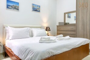 2 chambres, bureau, fer et planche à repasser, lit de bébé portatif